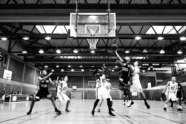 Quels sont les bénéfices d'un entraînement basé sur des jeux de rôle spécifiques au basket ?